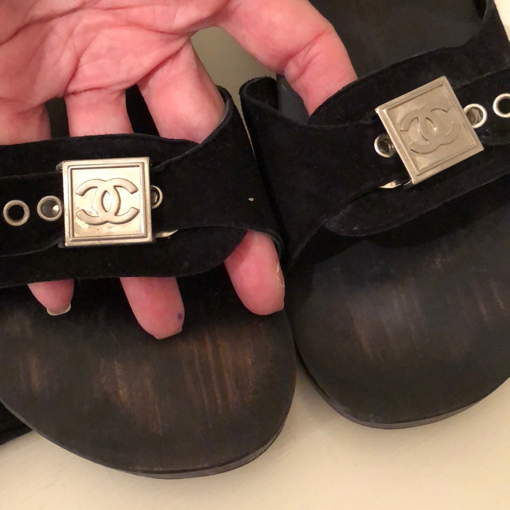 CHANEL black suede sandals w/ logo closure - Picture 5 of 6